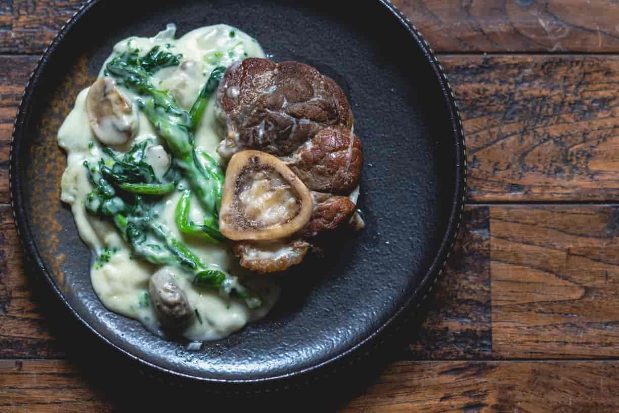 ブランケット・ド・ヴォーとは？フランス人が愛する白い煮込み料理の世界を徹底解説