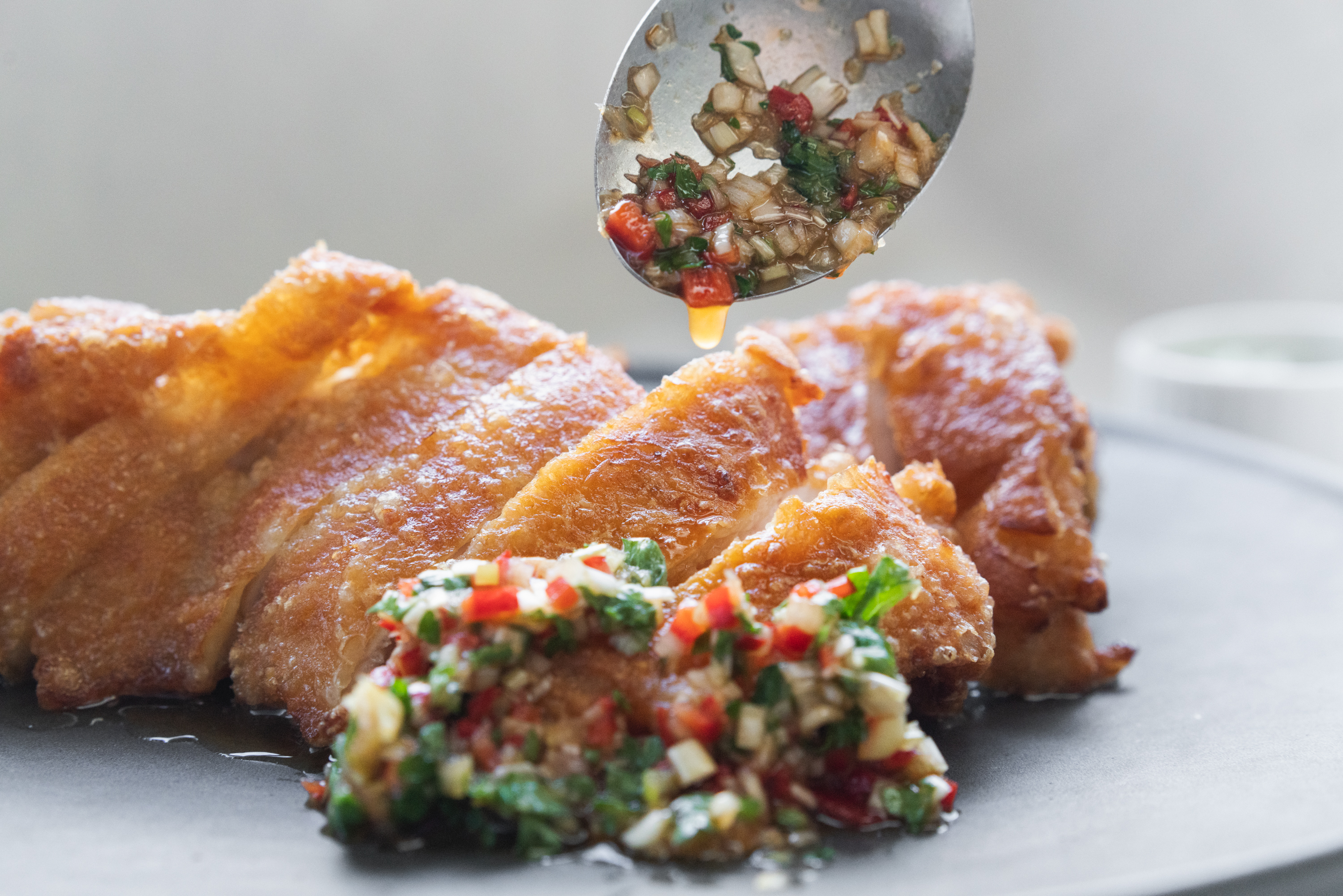 油淋鶏（ユーリンチー）の魅力を徹底解説：香味ソースが決め手の中華料理