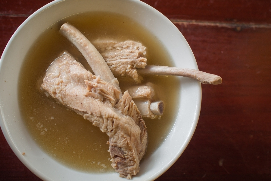 バクテー（肉骨茶）とは？東南アジアが誇る薬膳スープの魅力を徹底解説