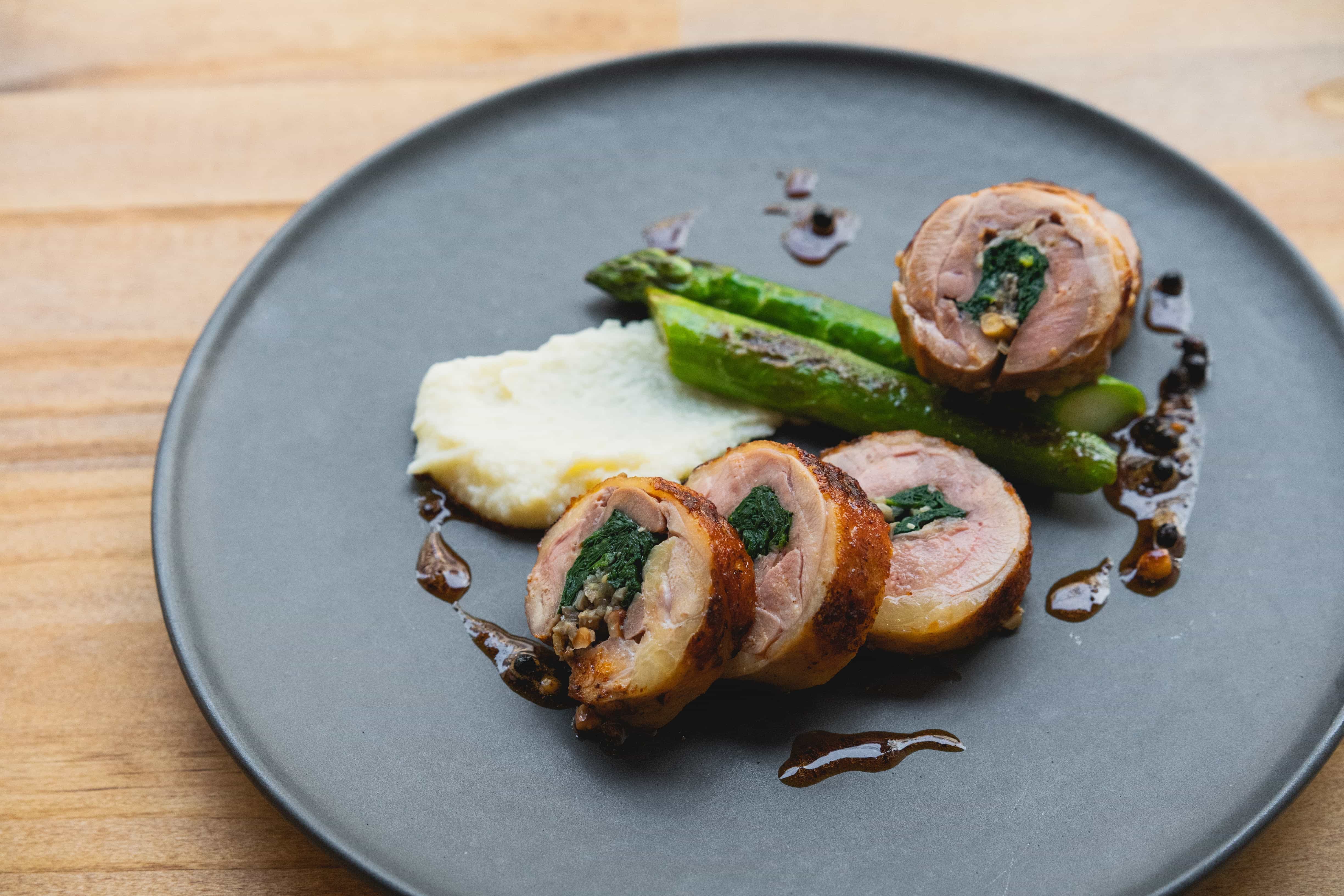 バロティーヌとは？フランス料理の粋を味わう魅力と調理法を徹底解説