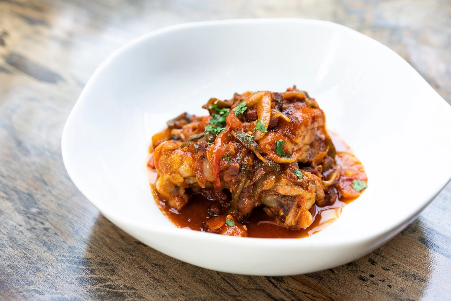 鶏肉のバスク風煮込みとは？情熱の赤が彩るバスク地方の家庭料理を徹底解説