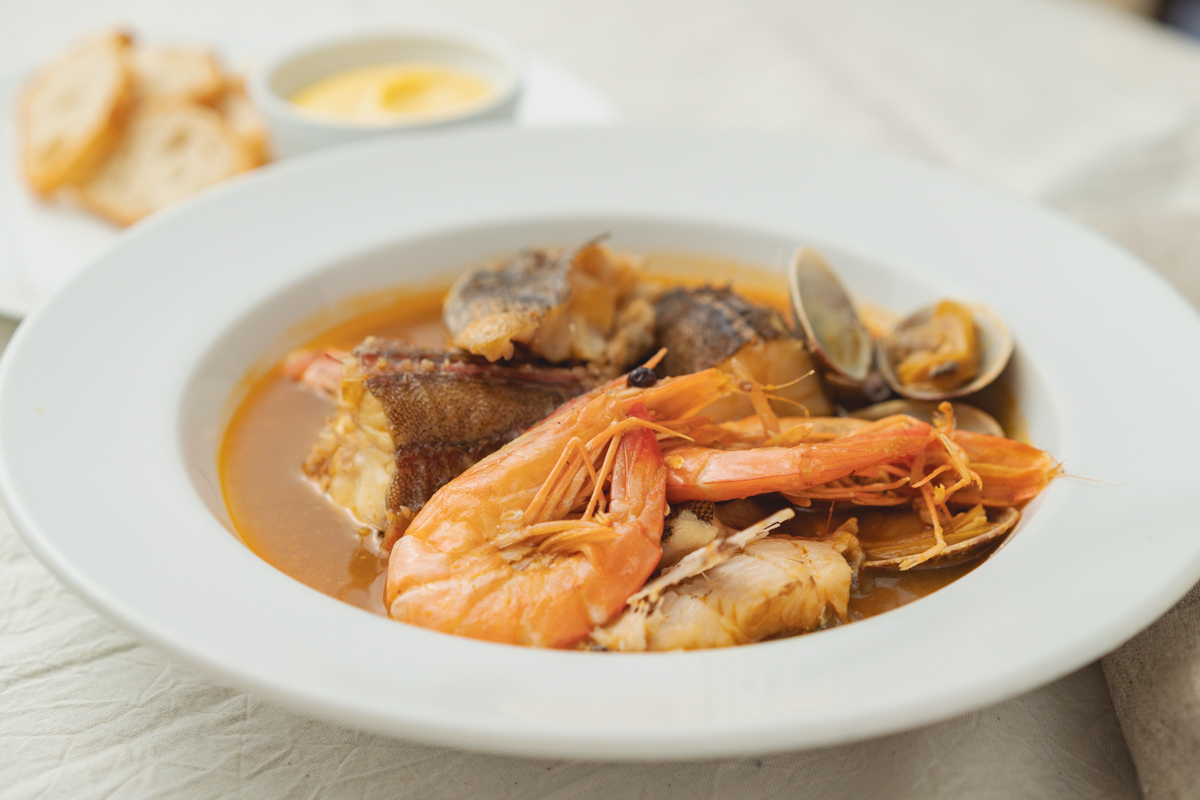 ブイヤベースとは？マルセイユ発祥の伝統魚介スープの魅力を徹底解説