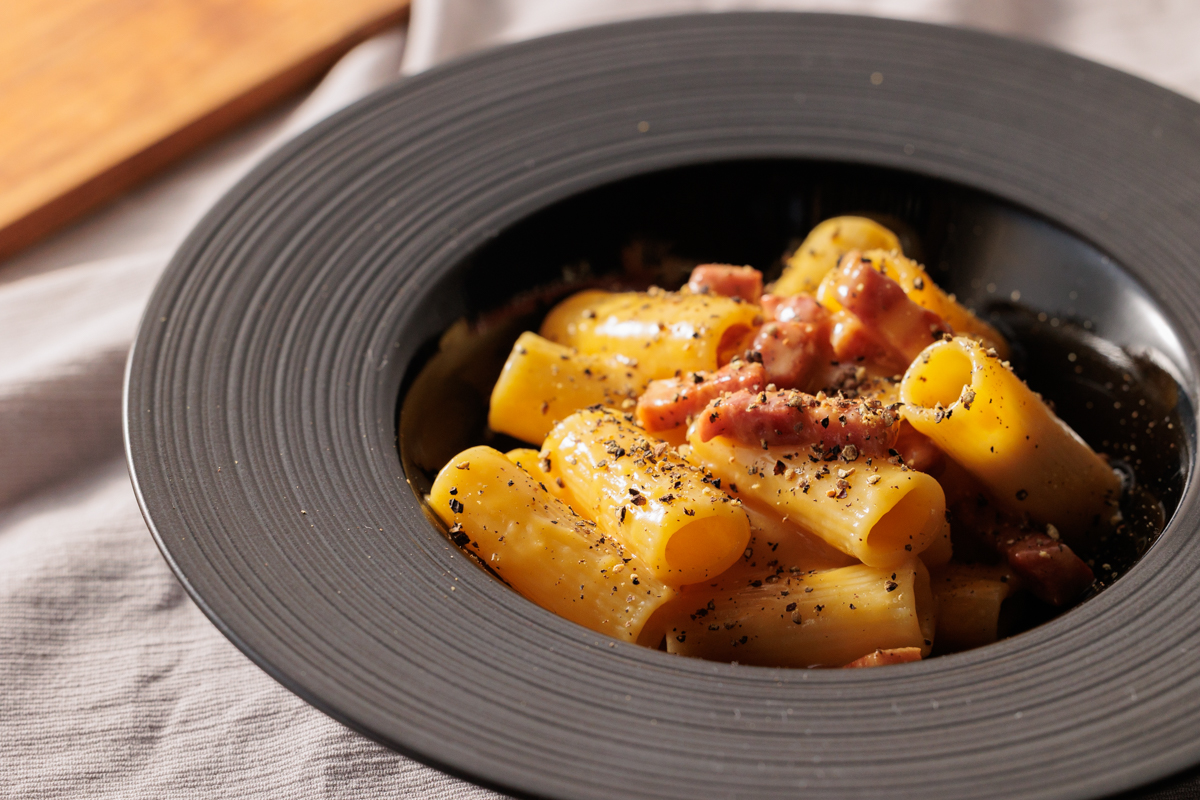 カルボナーラとは？その起源や特徴、本場の味を徹底解説