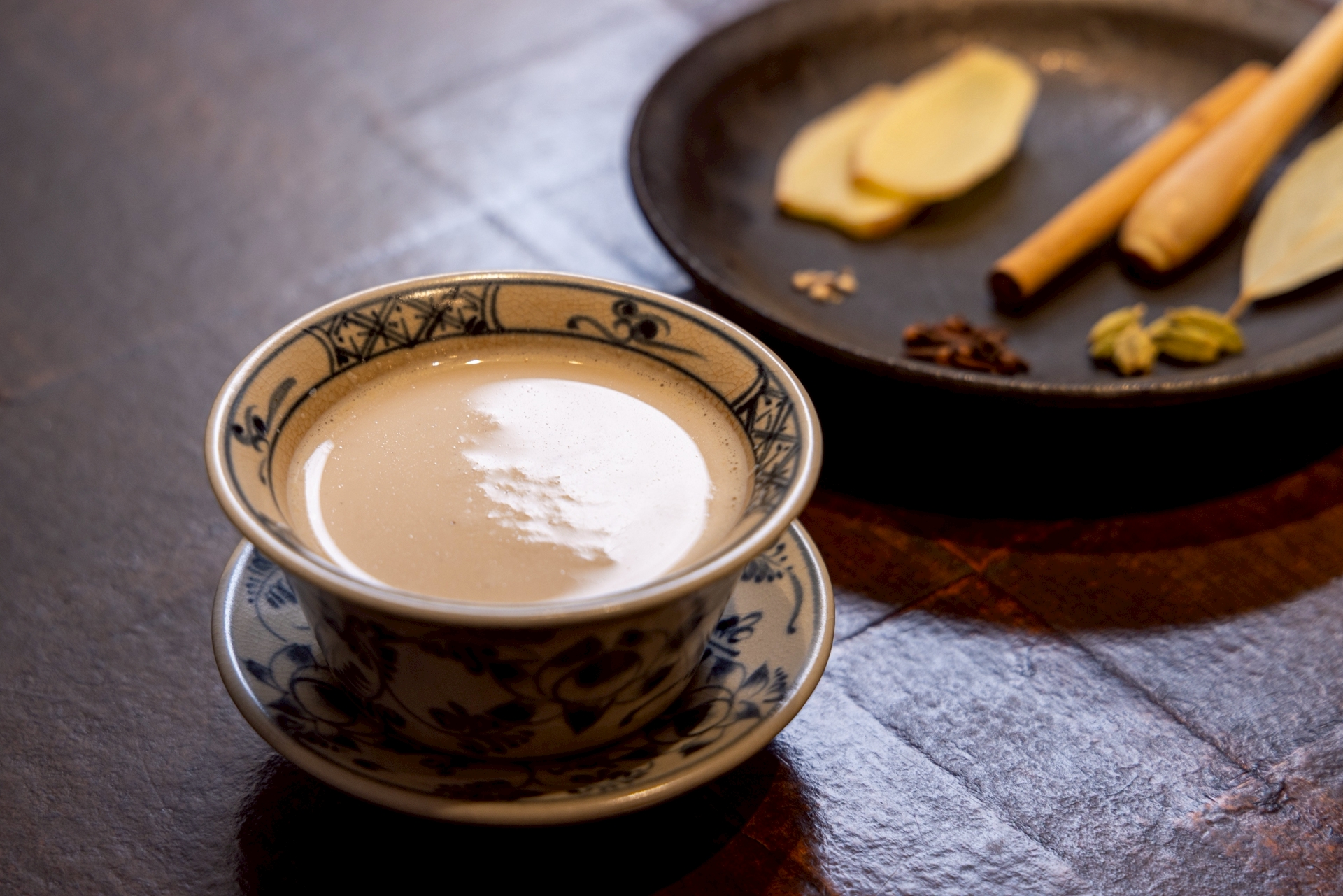 チャイの魅力を徹底解説：植民地時代から生まれた甘美なミルクティー