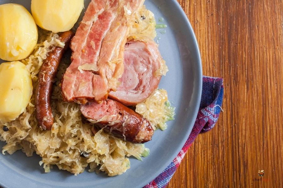 シュークルートとは？フランス、アルザス地方が誇る発酵キャベツと豚肉の饗宴