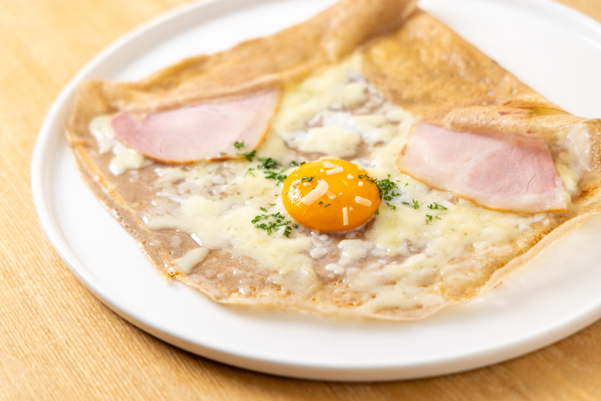 ガレット・コンプレットとは？フランス・ブルターニュ地方の伝統料理を徹底解説