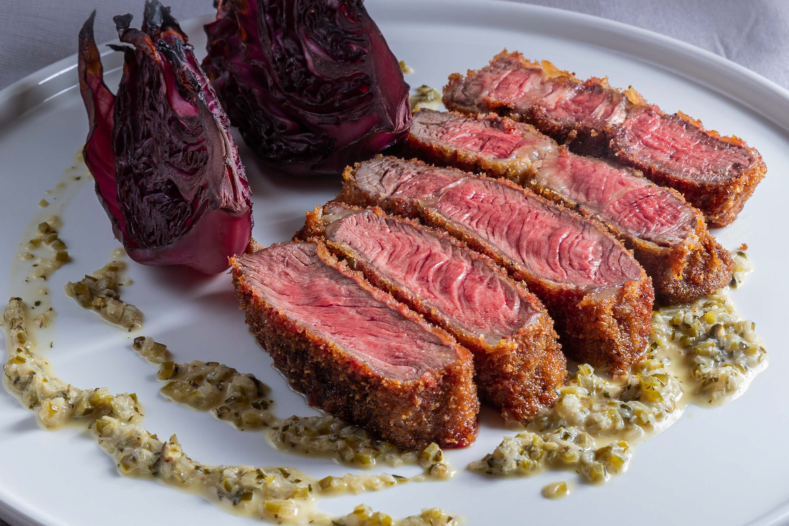 牛かつの魅力を徹底解説：厚切りレアカツの新たな食文化