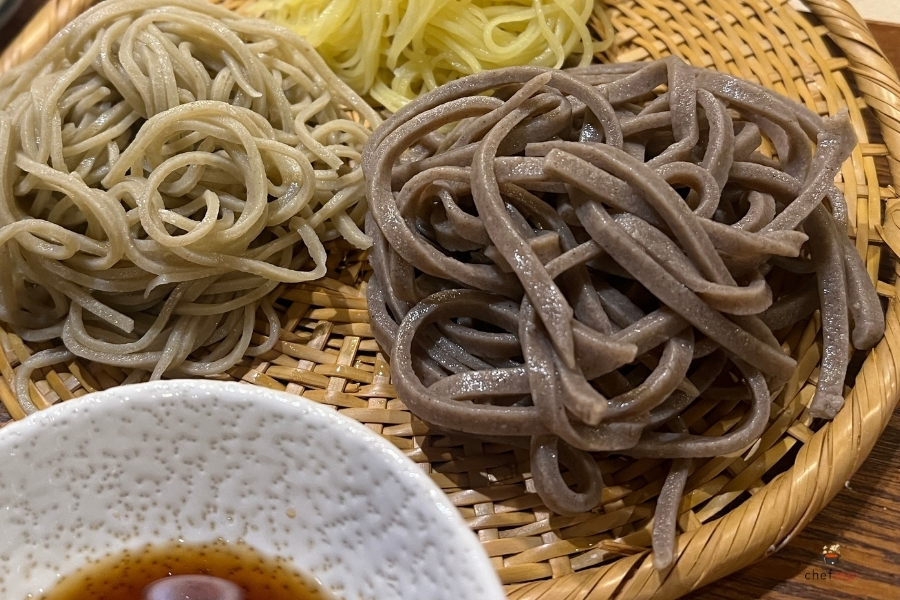 田舎そばとは？黒く太い麺の魅力と更科そばとの違い