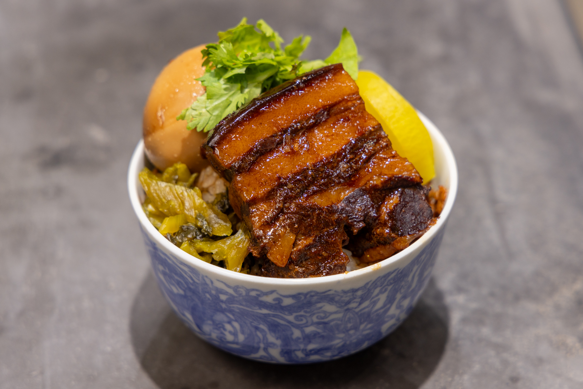 魯肉飯（ルーローハン）とは？台湾のソウルフードの魅力、歴史、地域差を徹底解説