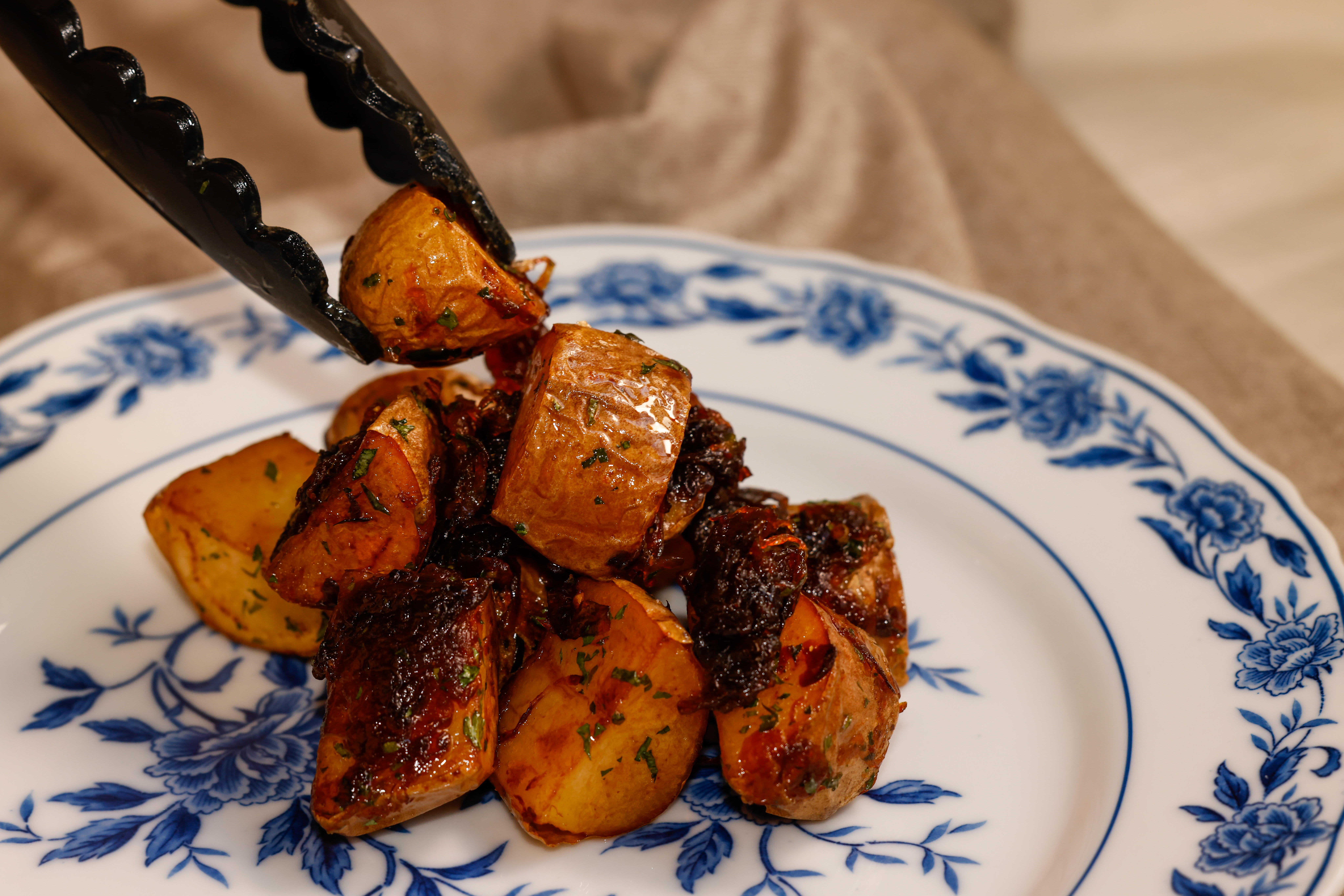 リヨネーズポテトとは？美食の街リヨンの定番じゃがいも料理の魅力を解説