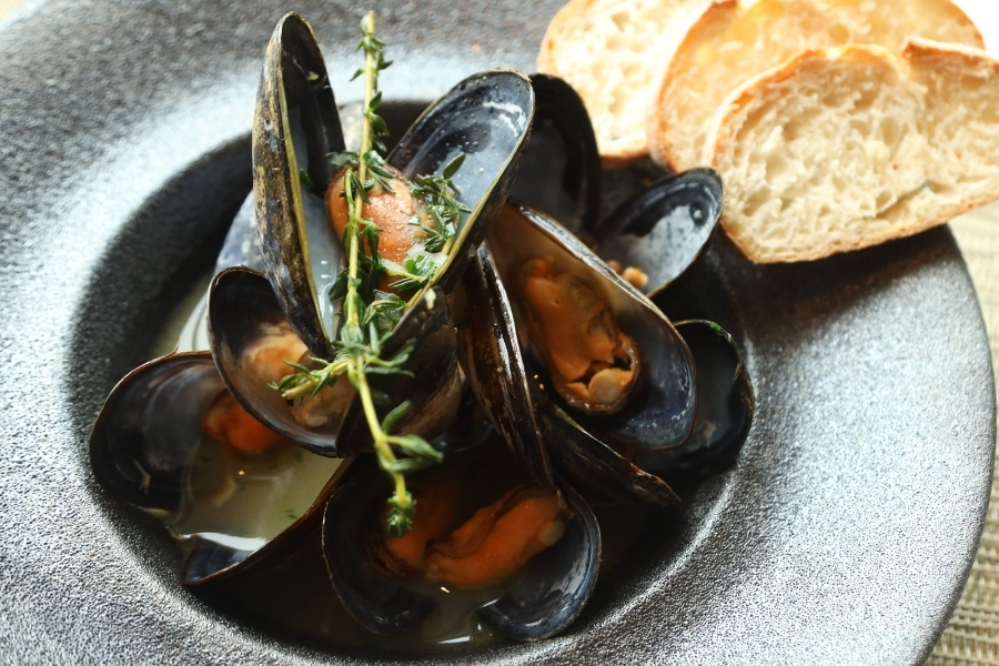 マリニエールとは？ブルターニュの漁師が愛した白ワイン蒸しの世界