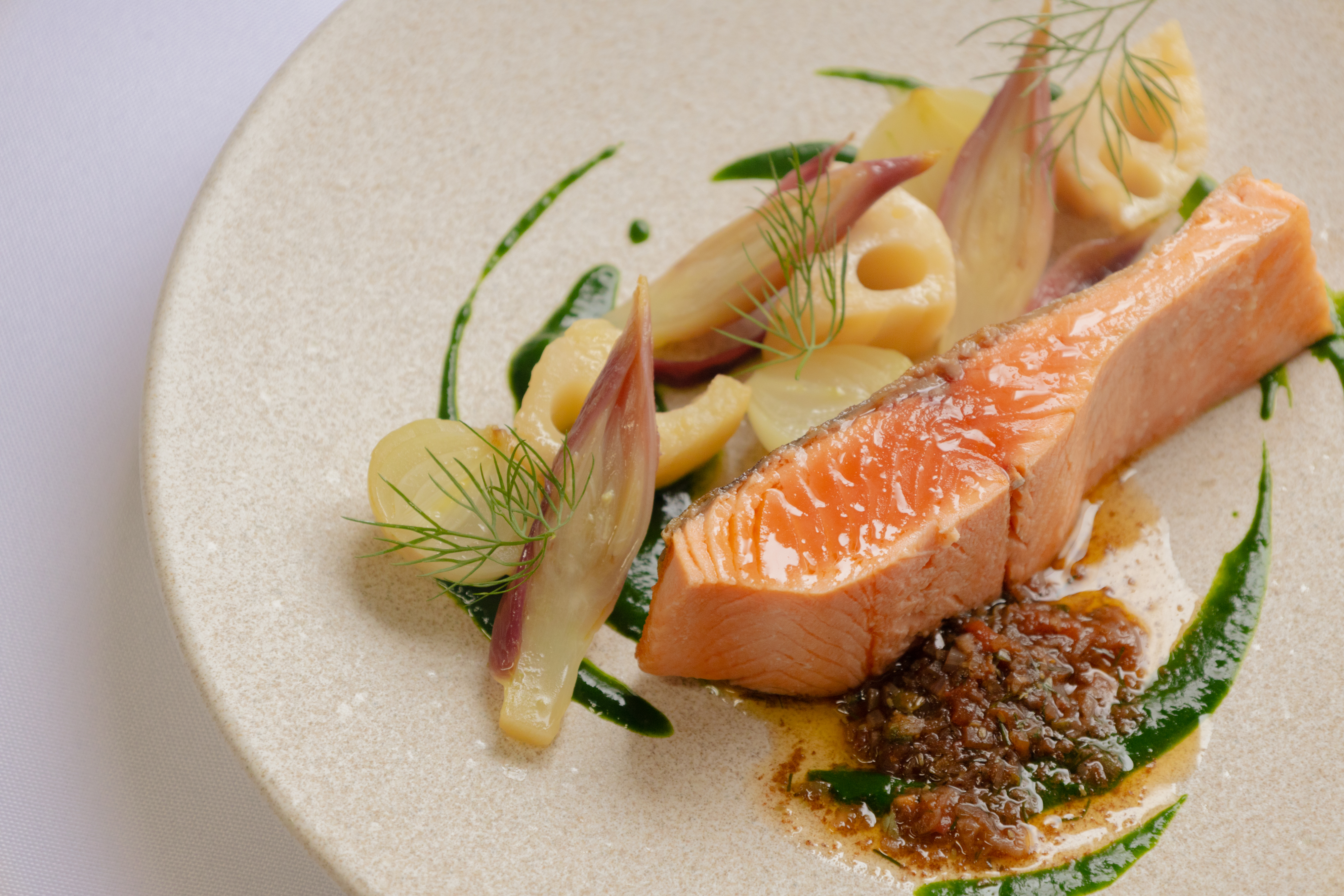 ミキュイとは？フランス料理の絶妙な「半生」調理法、その意味や特徴、起源を徹底解説