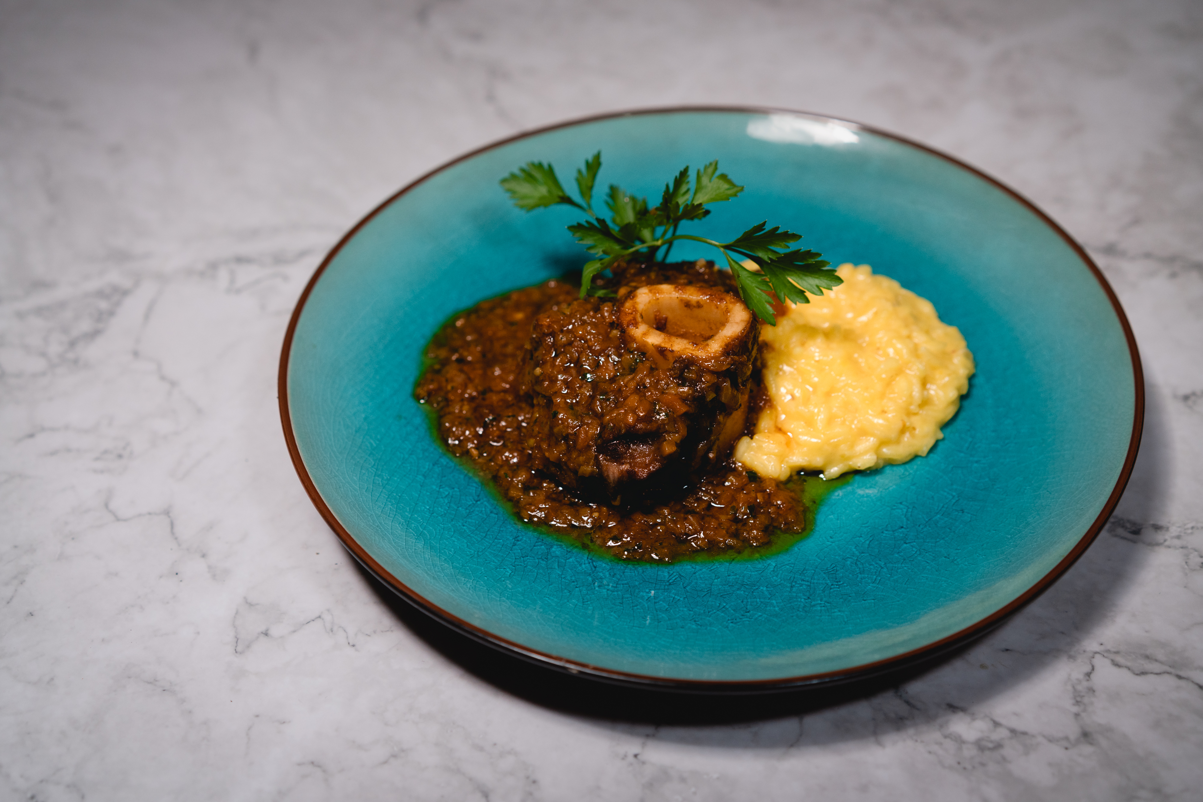 オッソブーコとは？ミラノの伝統煮込み料理の魅力、歴史、特徴を解説