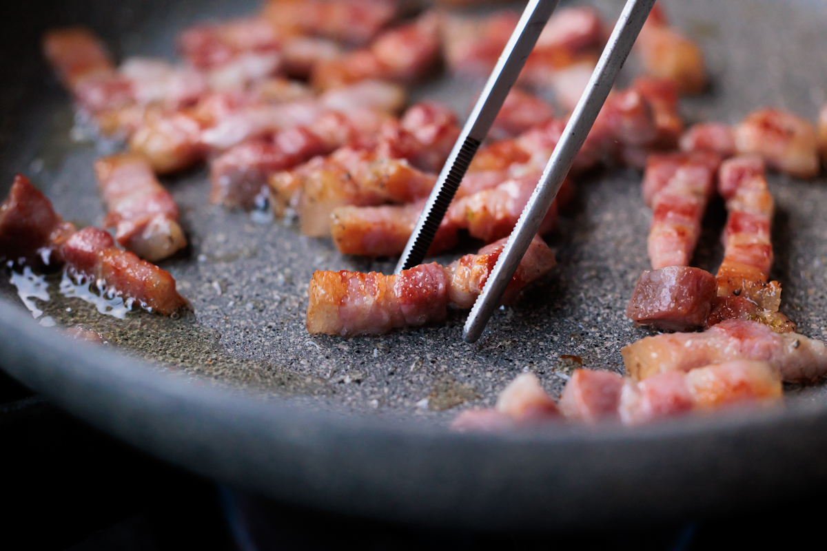 パンチェッタとは？イタリア生まれの塩漬け豚バラ肉の魅力と活用法