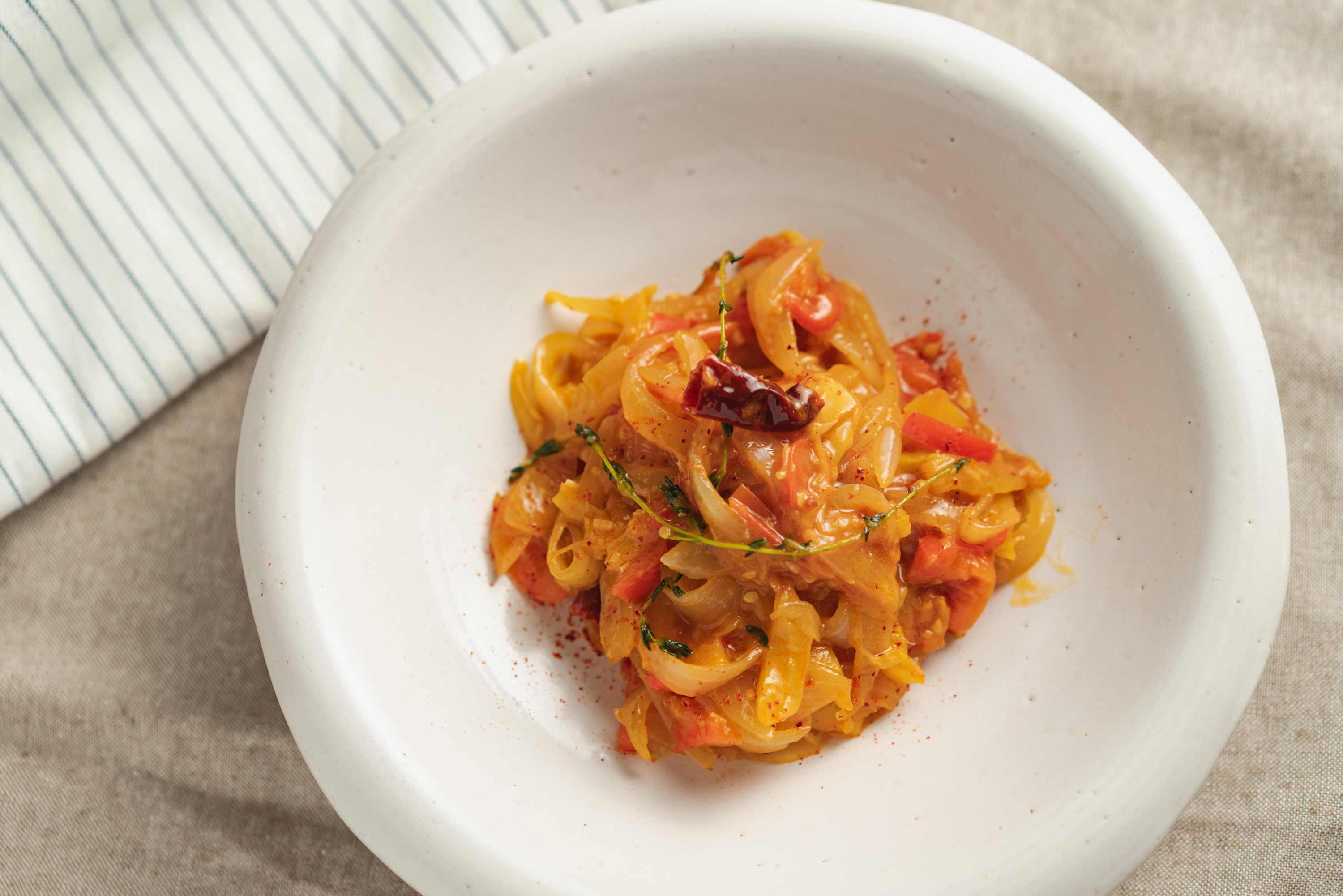 ピペラードとは？バスクの太陽を味わう家庭料理の魅力とレシピ