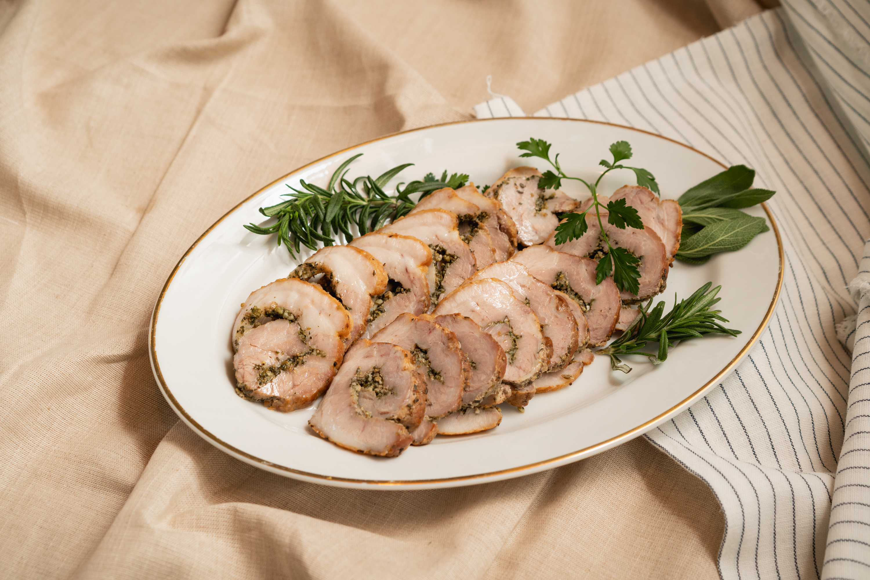 ポルケッタとは？イタリア伝統の絶品ローストポークの魅力と歴史を徹底解説