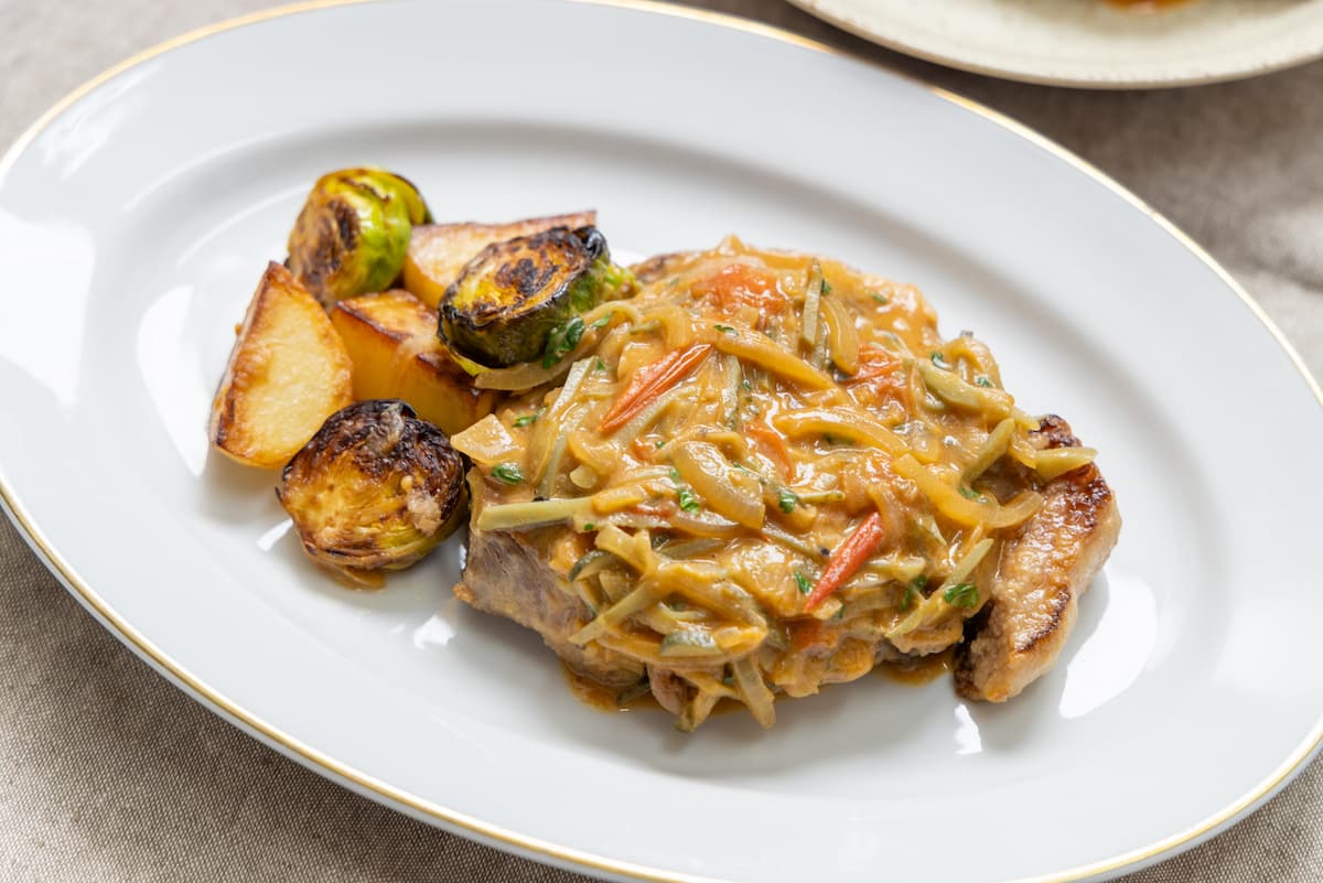 豚肉のシャルキュティエール風とは？フランス伝統の味わいを徹底解説