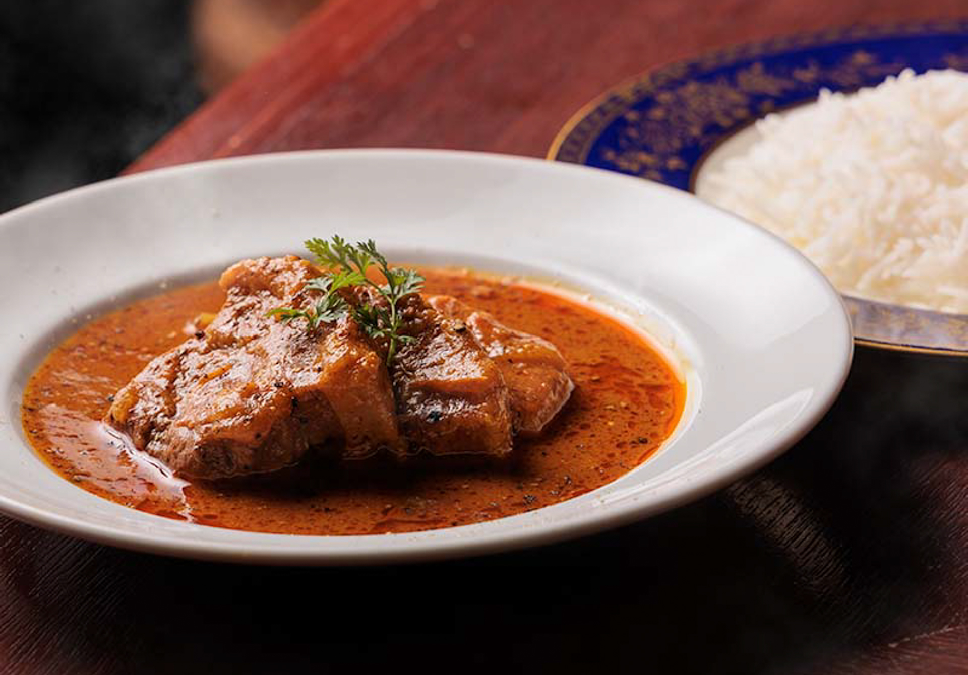 ポークビンダルーとは？ 本格的な味の秘密と歴史を解説