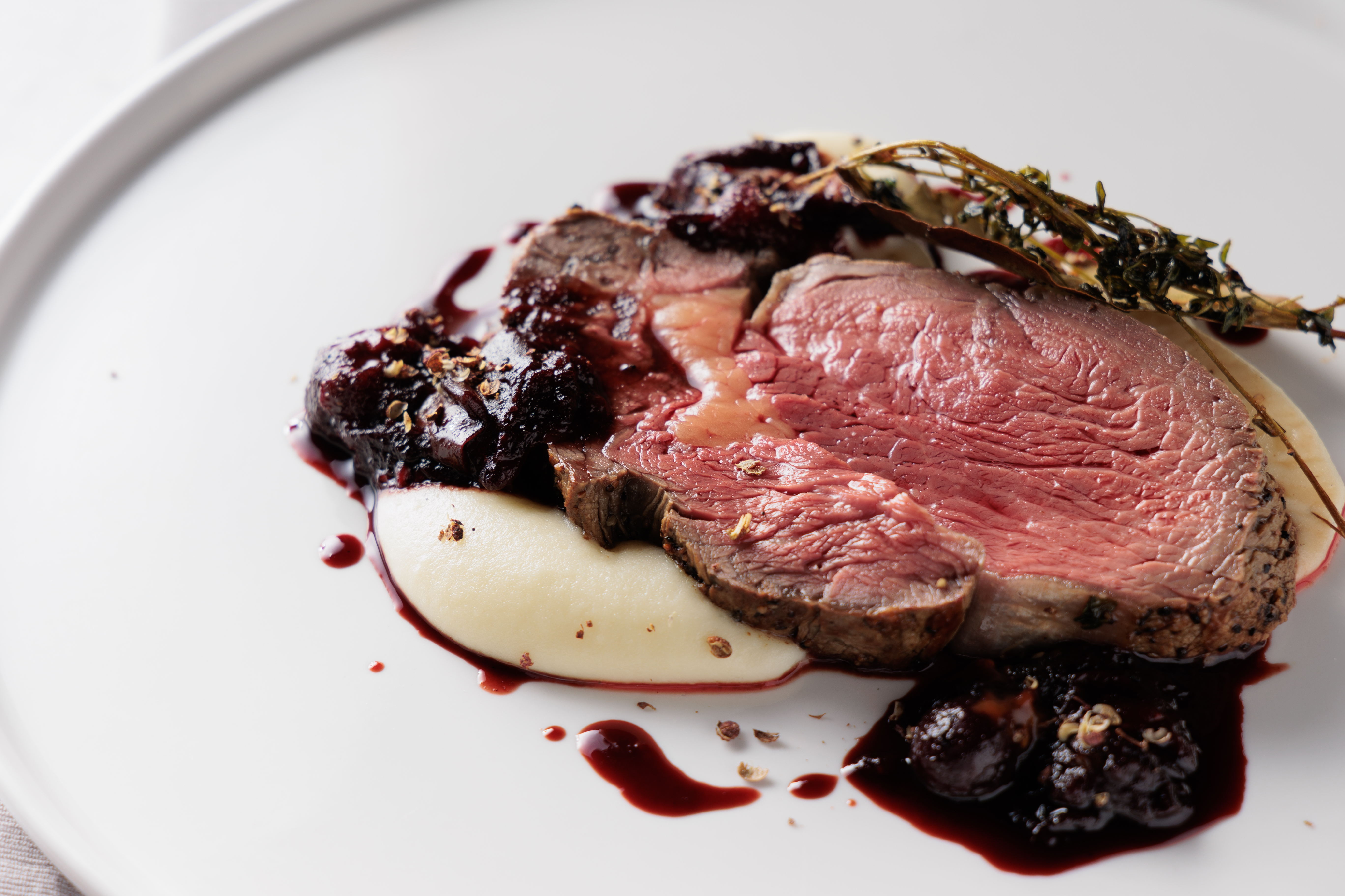 ローストビーフとは？英国伝統の味わいと調理の極意を徹底解説