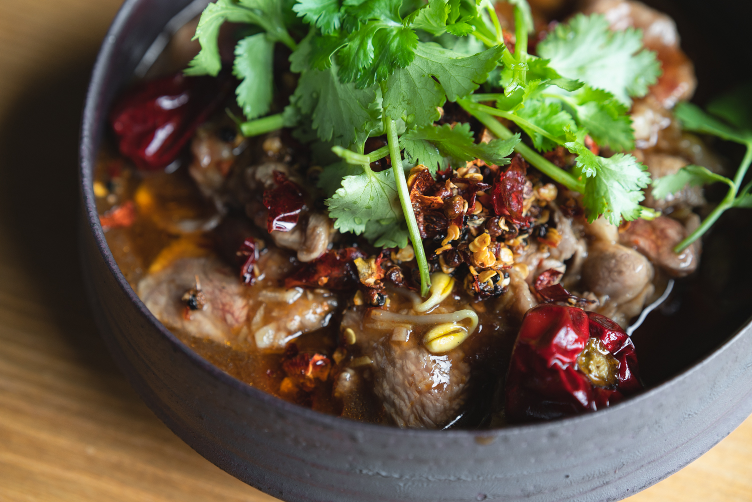 水煮肉片とは？ 本格四川の味！水煮牛肉との違いも解説