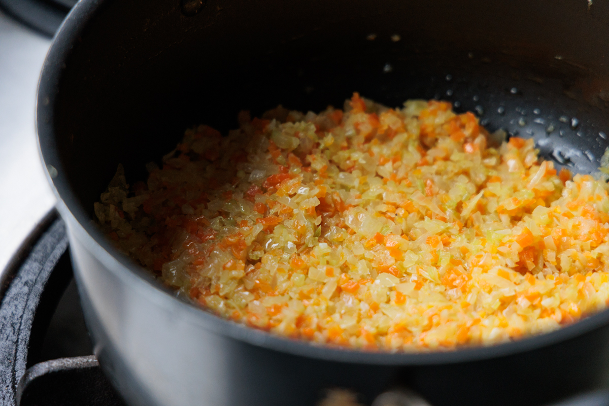 ソフリットとは？イタリア料理の隠し味となる香味ベースの世界