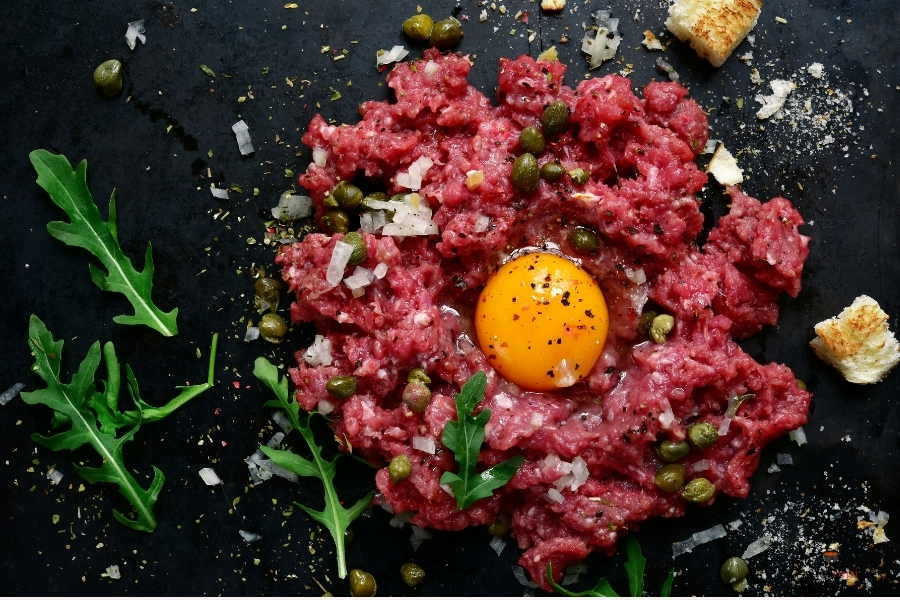 タルタルステーキとは？生肉料理の歴史と洗練された味わいの秘密