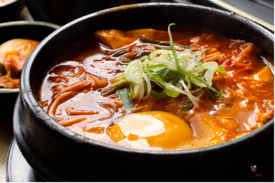 スンドゥブの魅力を徹底解説：韓国の柔らか豆腐鍋の世界