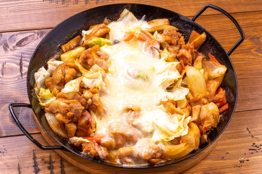 タッカルビとは？春川名物の甘辛鶏肉料理の魅力を徹底解説