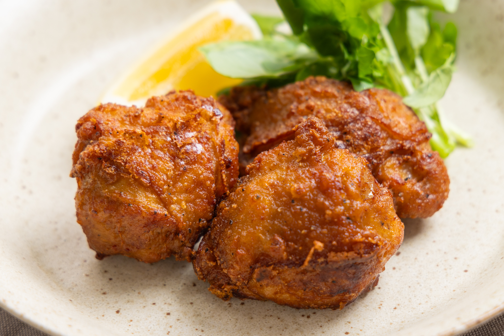 鶏の唐揚げとは？歴史から基本の作り方まで徹底解説！カリカリ・ジューシーに仕上げるコツ