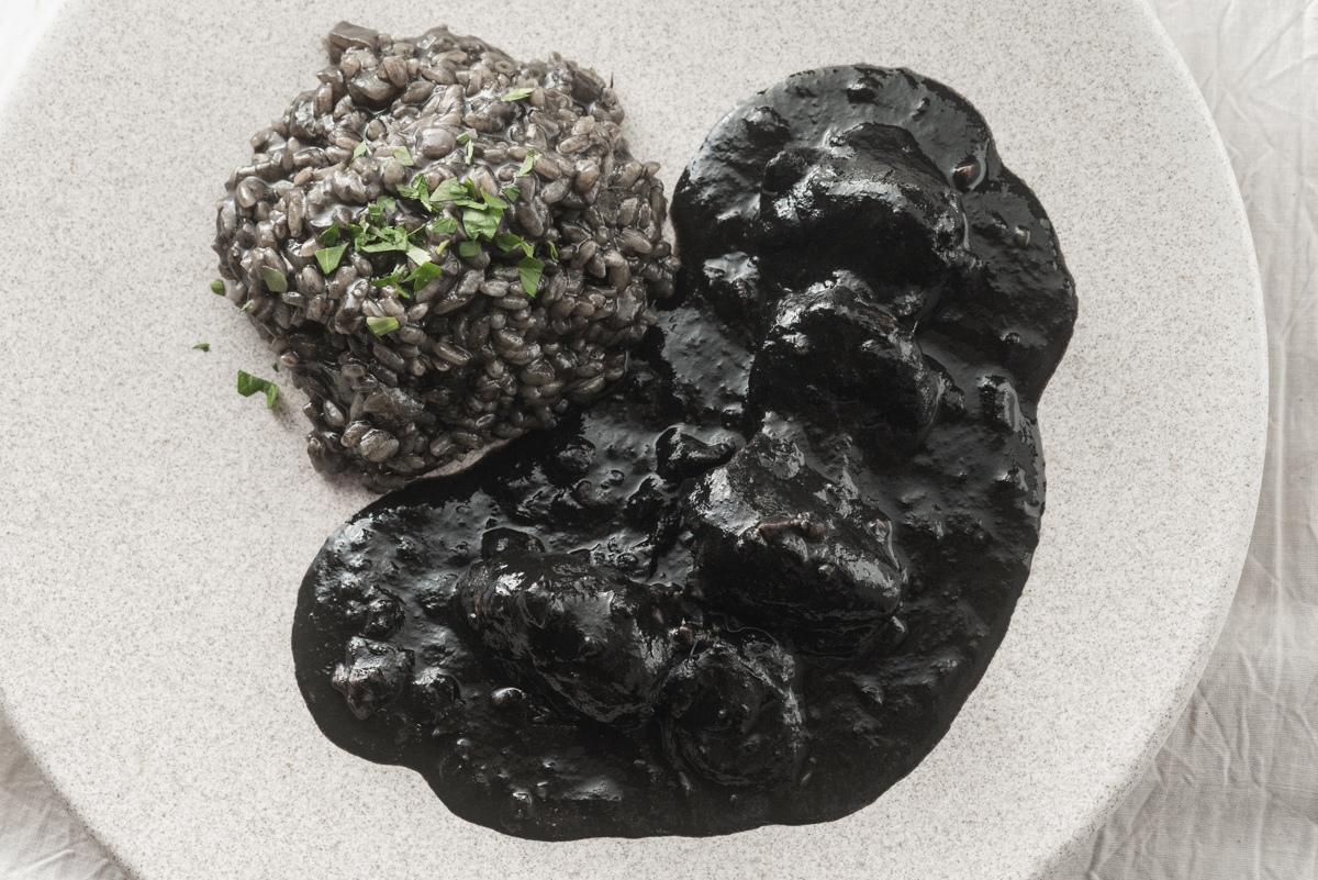 イカの墨煮の魅力を徹底解説：ヴェネツィア発祥の黒い宝石