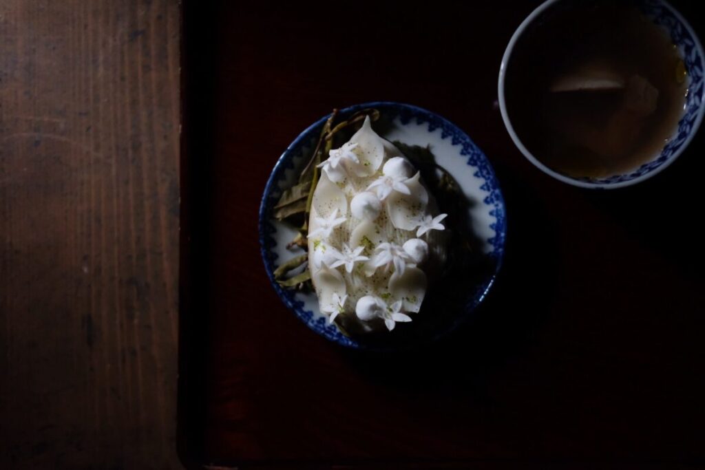 百合根のピューレと貝のムース、上に飾っているのは百合根と杏仁の香りのメレンゲ。雲南省の大雪山で作られている野生白茶に蛤のジュを合わせて、アルドイーノを加えている。