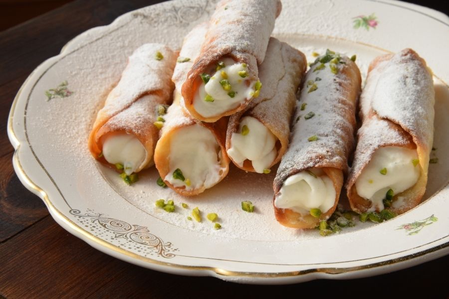 カンノーロとは？シチリア生まれの揚げ菓子の魅力